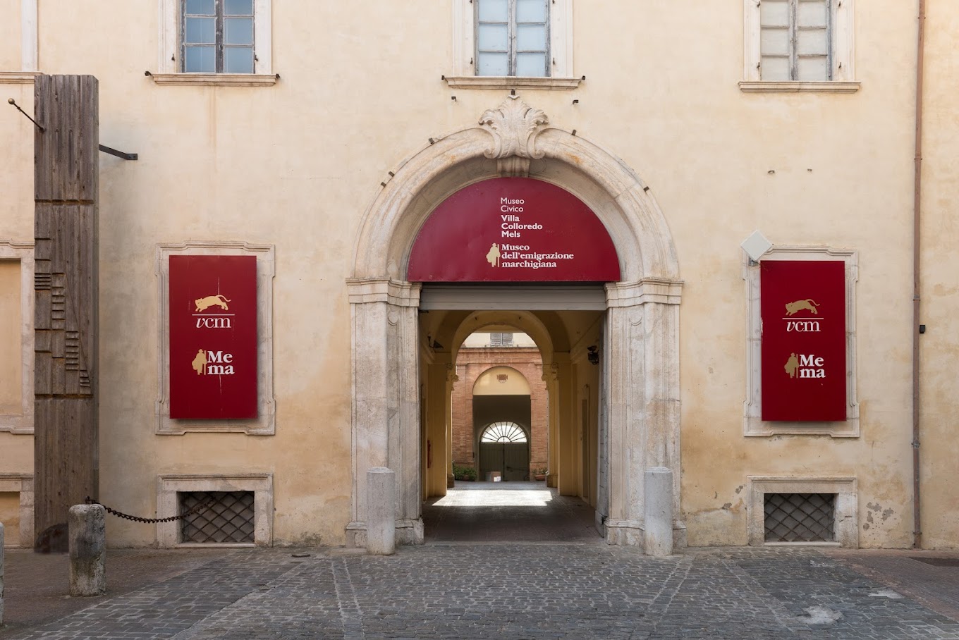2021-12-26 Esposizioni di reperti preistorici, dipinti rinascimentali e ceramiche novecentesche in una dimora storica.